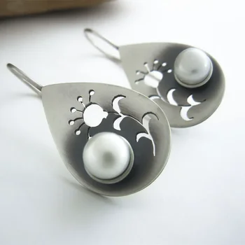 Išskirtiniai apvalūs balti perlų imitacijos auskarai Madingi sidabro spalvos metalo raižiniai Tuščiavidurių augalų gėlių kabantys auskarai moterims