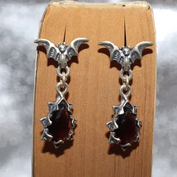 Kūrybingi ir madingi raudono krištolo moteriški auskarai Vampyras Šikšnosparnis Asmenybė Žavesys Madingi roko papuošalai Aksesuarai moterims
