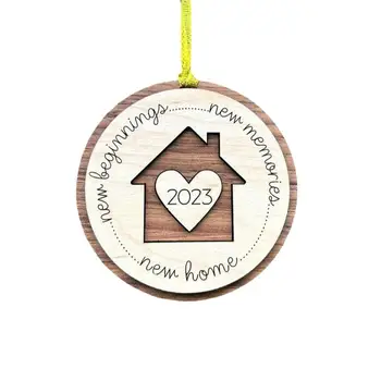 Naujas namų ornamentas 2023 Pirmasis kalėdinis ornamentas Medinės namų ruošos dovanos naujiems namams Vestuvių dovanos su namu yra supakuotos