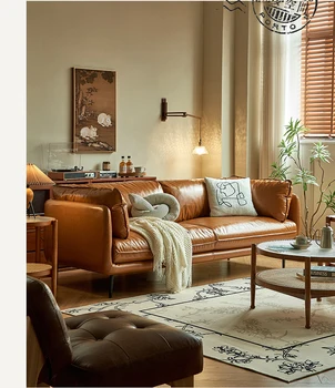 Sofa: dvivietė trijų asmenų svetainė, pirmasis karvidės aukštas paprastas ir modernus, o eilėje esanti sofa